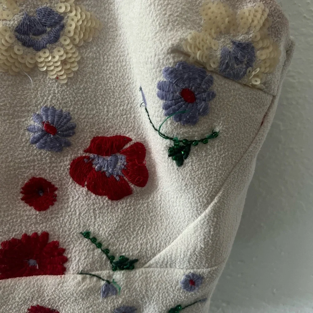 Embroidered floral top - Picture 6 of 8
